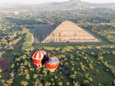 Hot air balloon over Teotihuacan