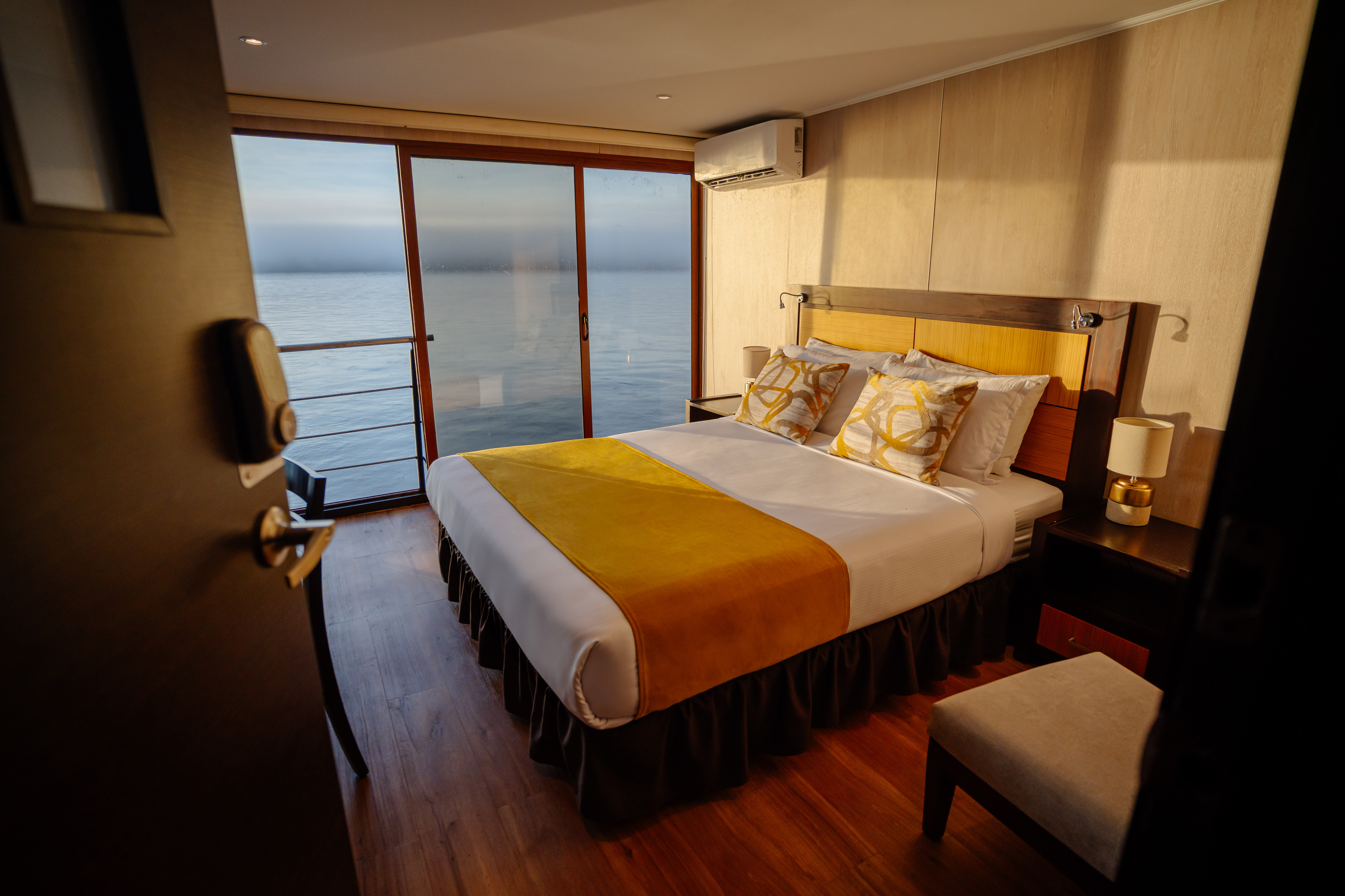 Standard Suite Queen Size Bed Anakonda Amazon Cruise 1 Standard Suite Queen Size Bed Anakonda Amazon Cruise 1