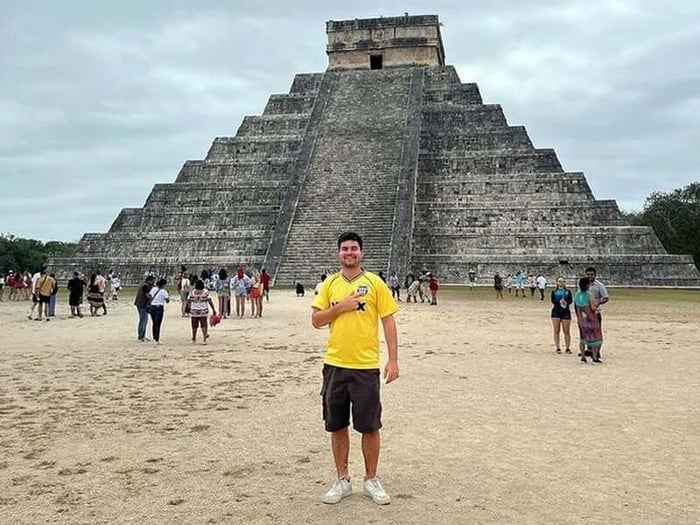 Alex On A Day Visit To Chichen Itza (1) Alex On A Day Visit To Chichen Itza (1)