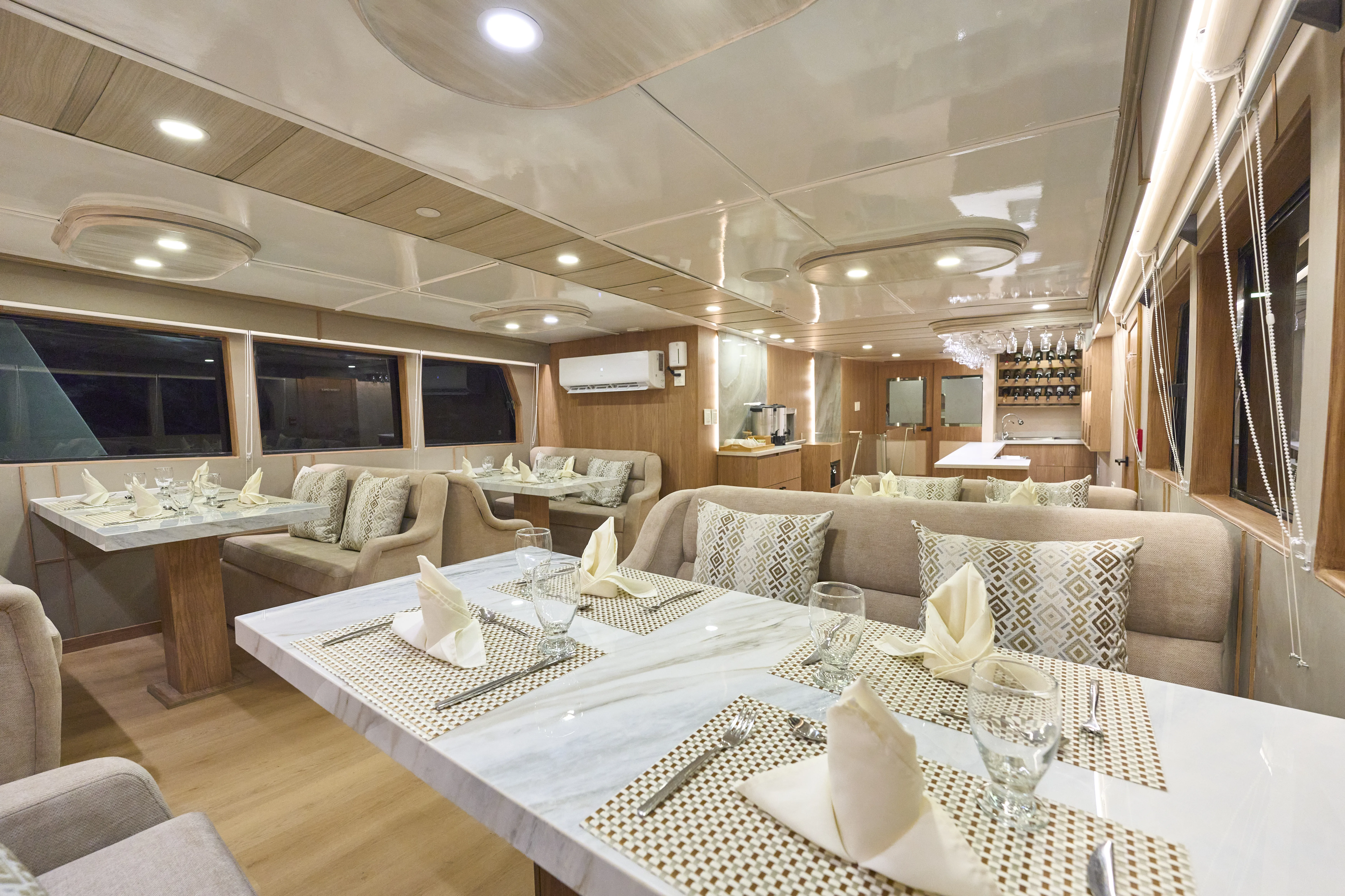 Monserrat Motor Yacht Latitude Restaurant (11) Monserrat Motor Yacht Latitude Restaurant (11)