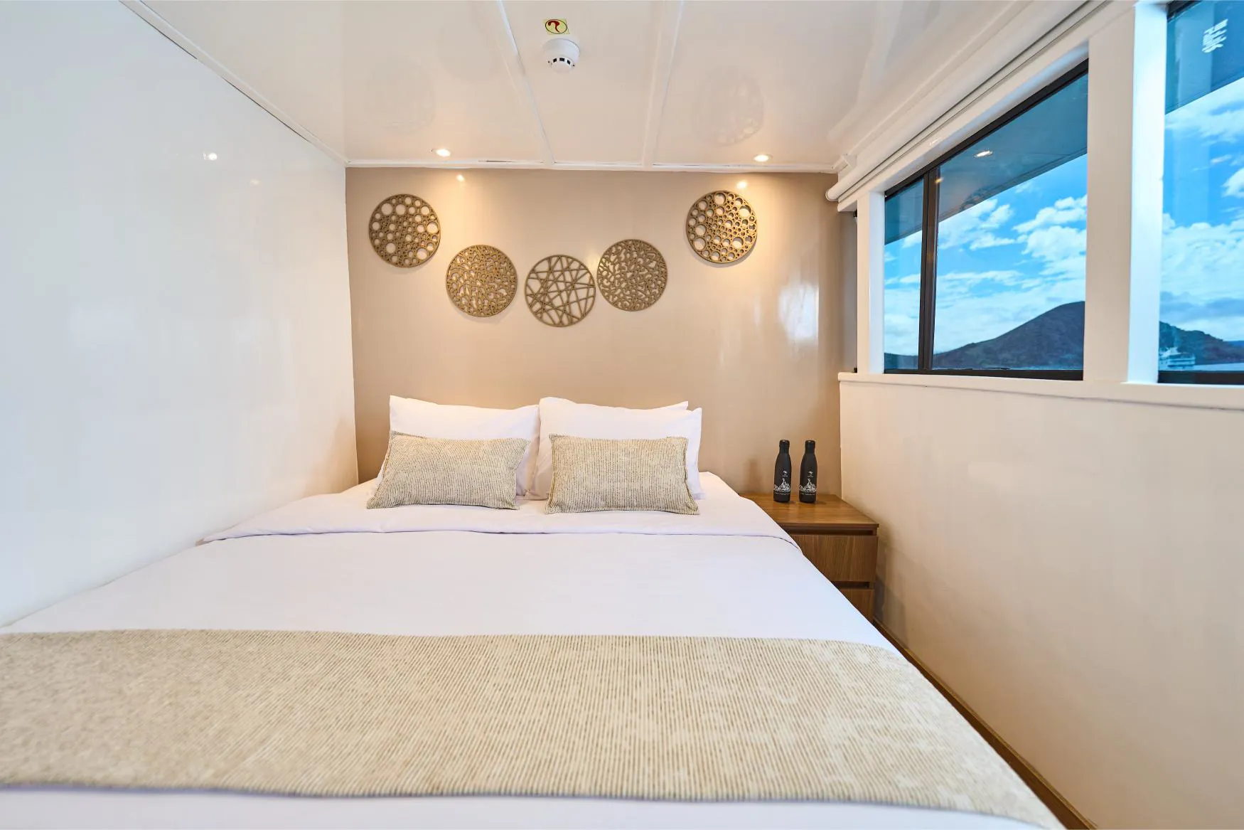Monserrat Motor Yacht Cabins (7) Monserrat Motor Yacht Cabins (7)