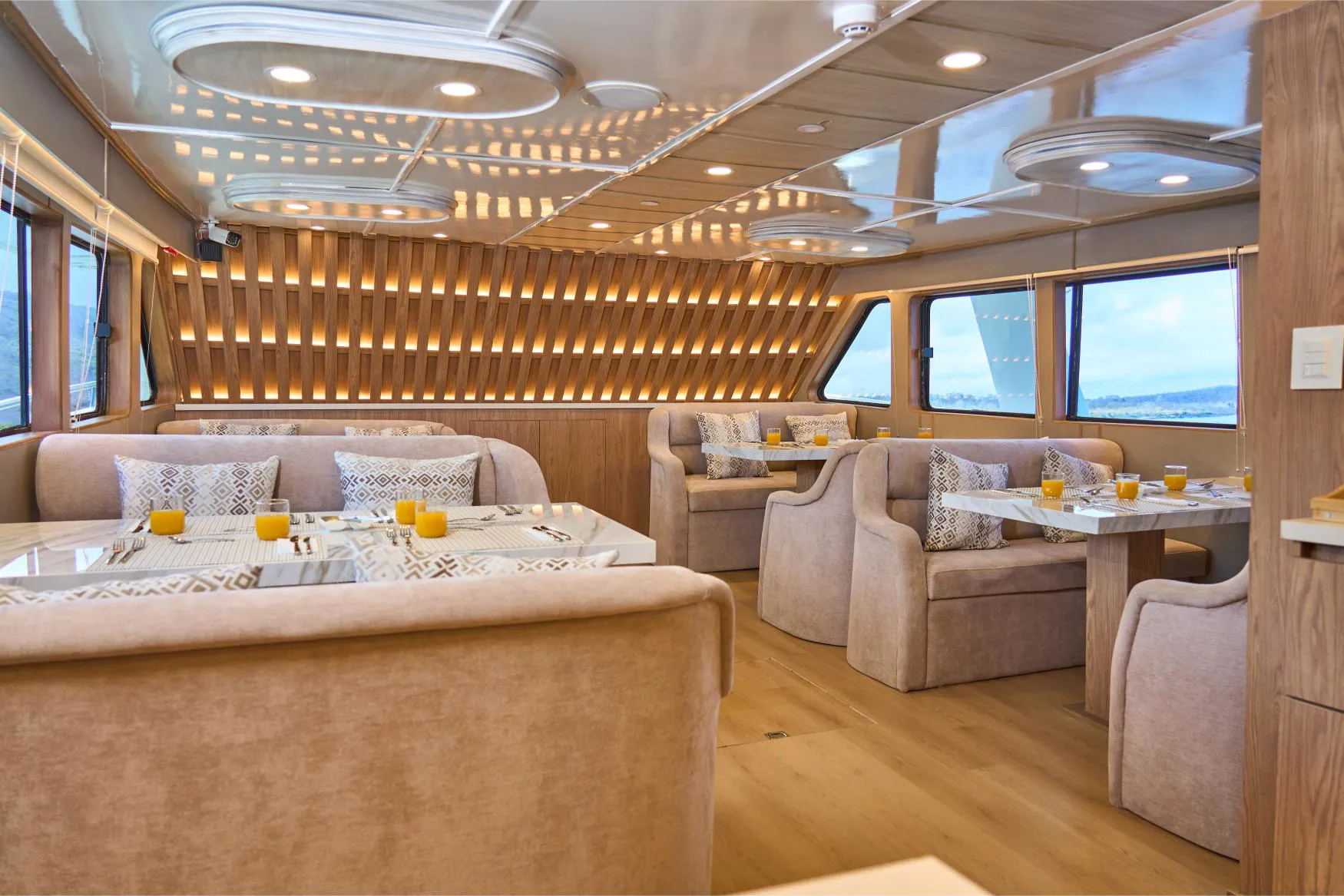 Monserrat Motor Yacht Latitude Restaurant (15) Monserrat Motor Yacht Latitude Restaurant (15)