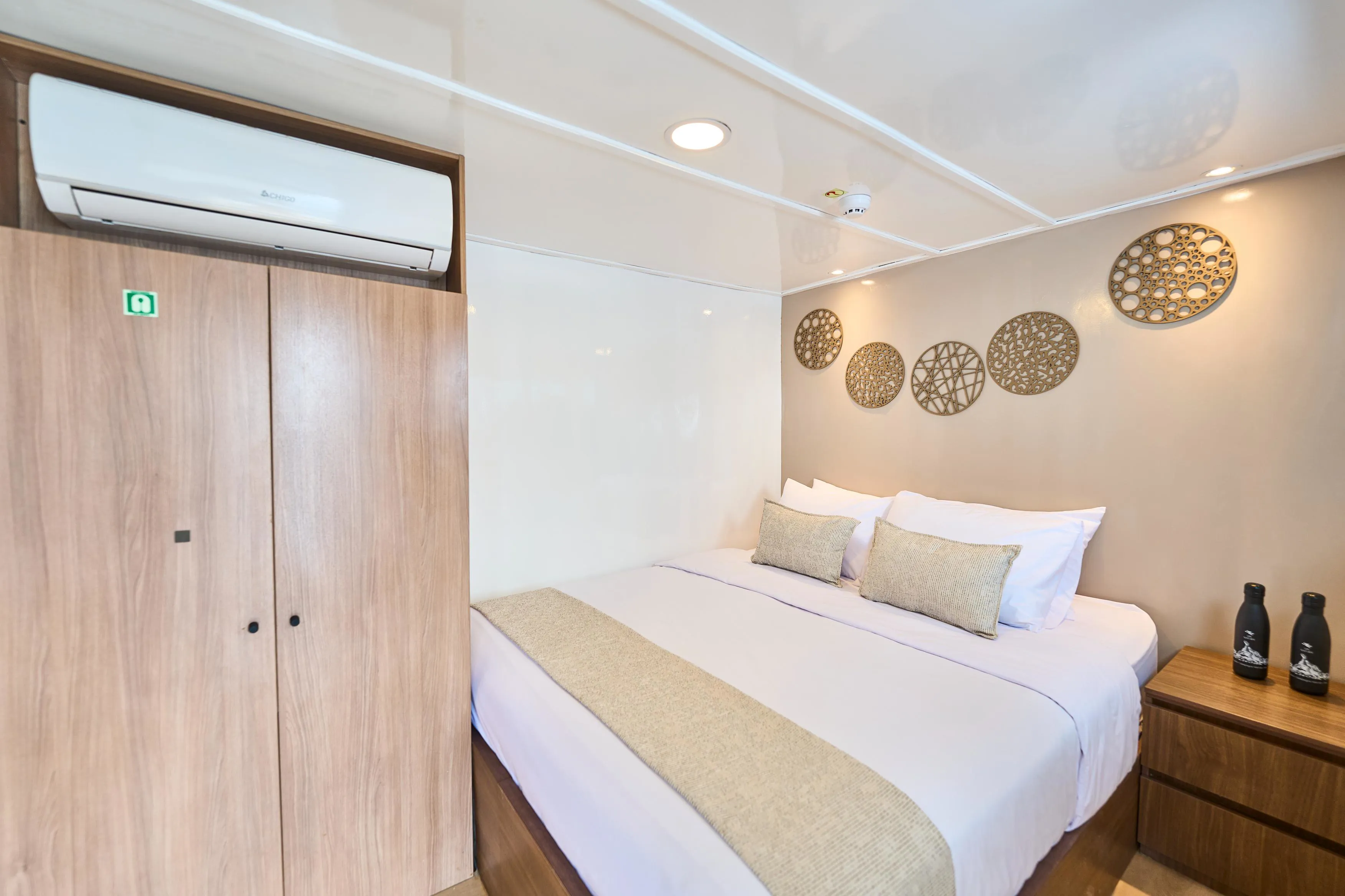 Monserrat Motor Yacht Cabins (3) Monserrat Motor Yacht Cabins (3)