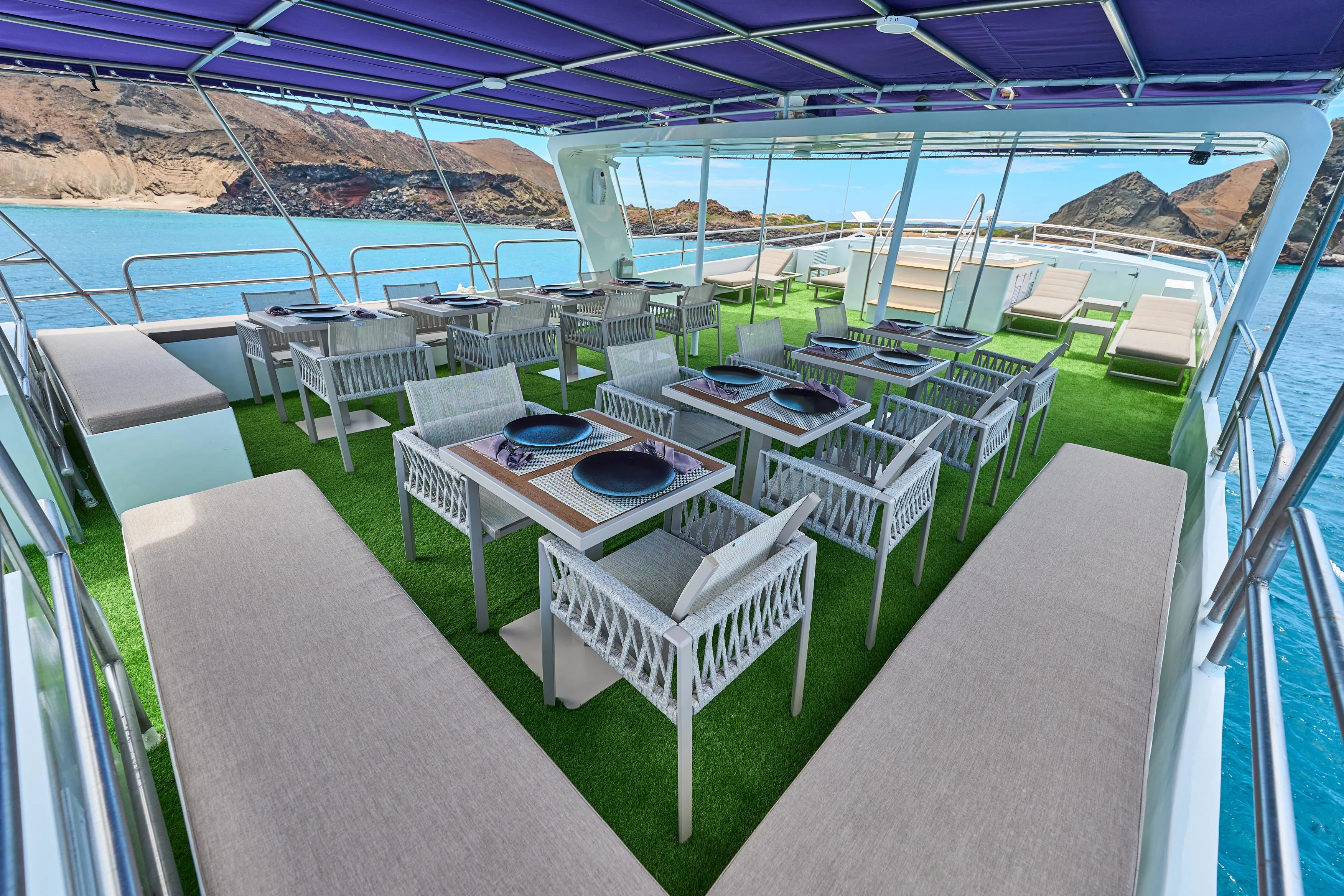 Monserrat Motor Yacht Latitude Restaurant (2) Monserrat Motor Yacht Latitude Restaurant (2)
