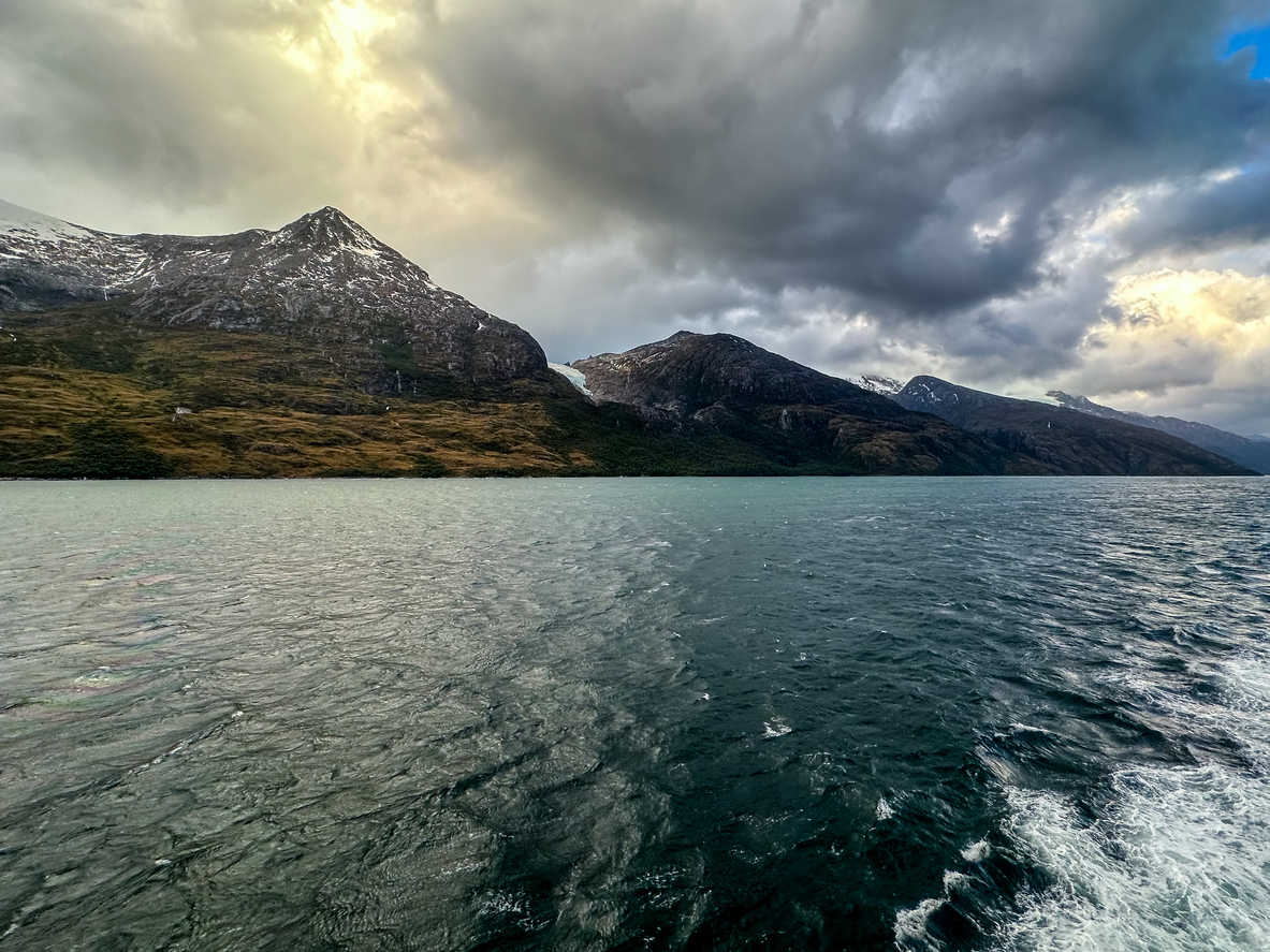 Mountain landscapes and glaciers in the Beagle Channel, Tierra del Fuego, southern Argentina Mountain landscapes and glaciers in the Beagle Channel, Tierra del Fuego, southern Argentina
