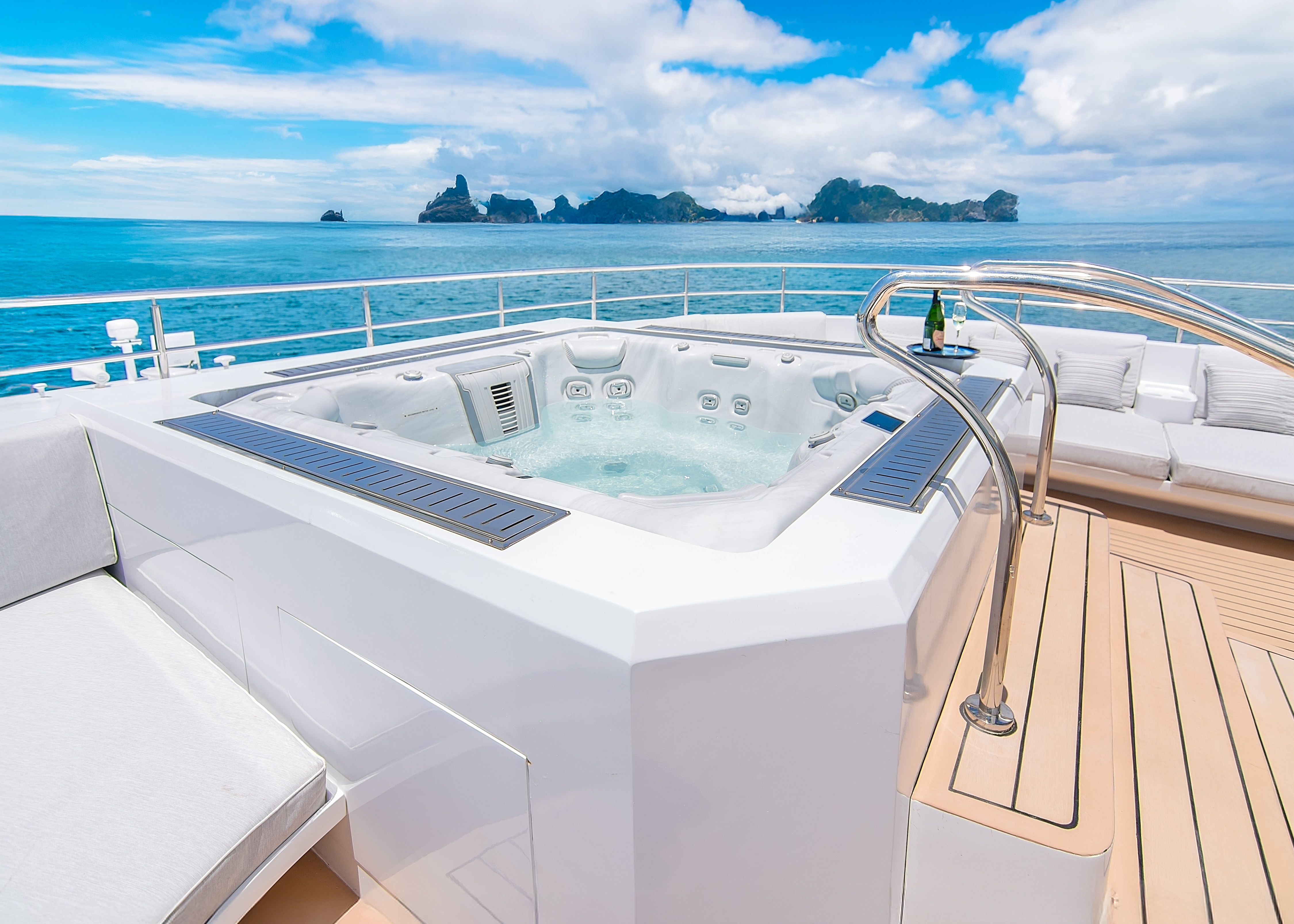 Tribute Sundeck Jacuzzi 2 Tribute Sundeck Jacuzzi 2