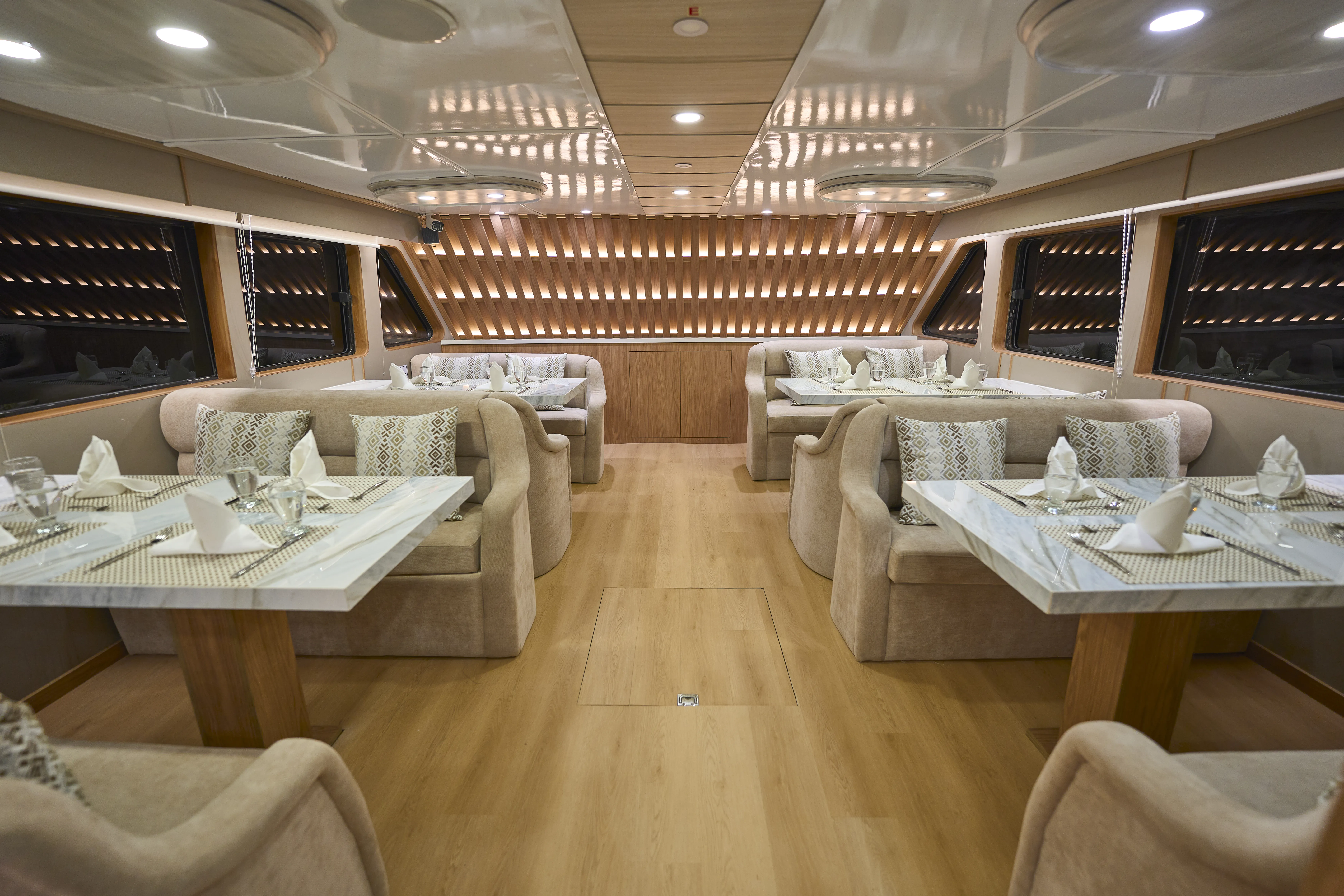 Monserrat Motor Yacht Latitude Restaurant (8) Monserrat Motor Yacht Latitude Restaurant (8)