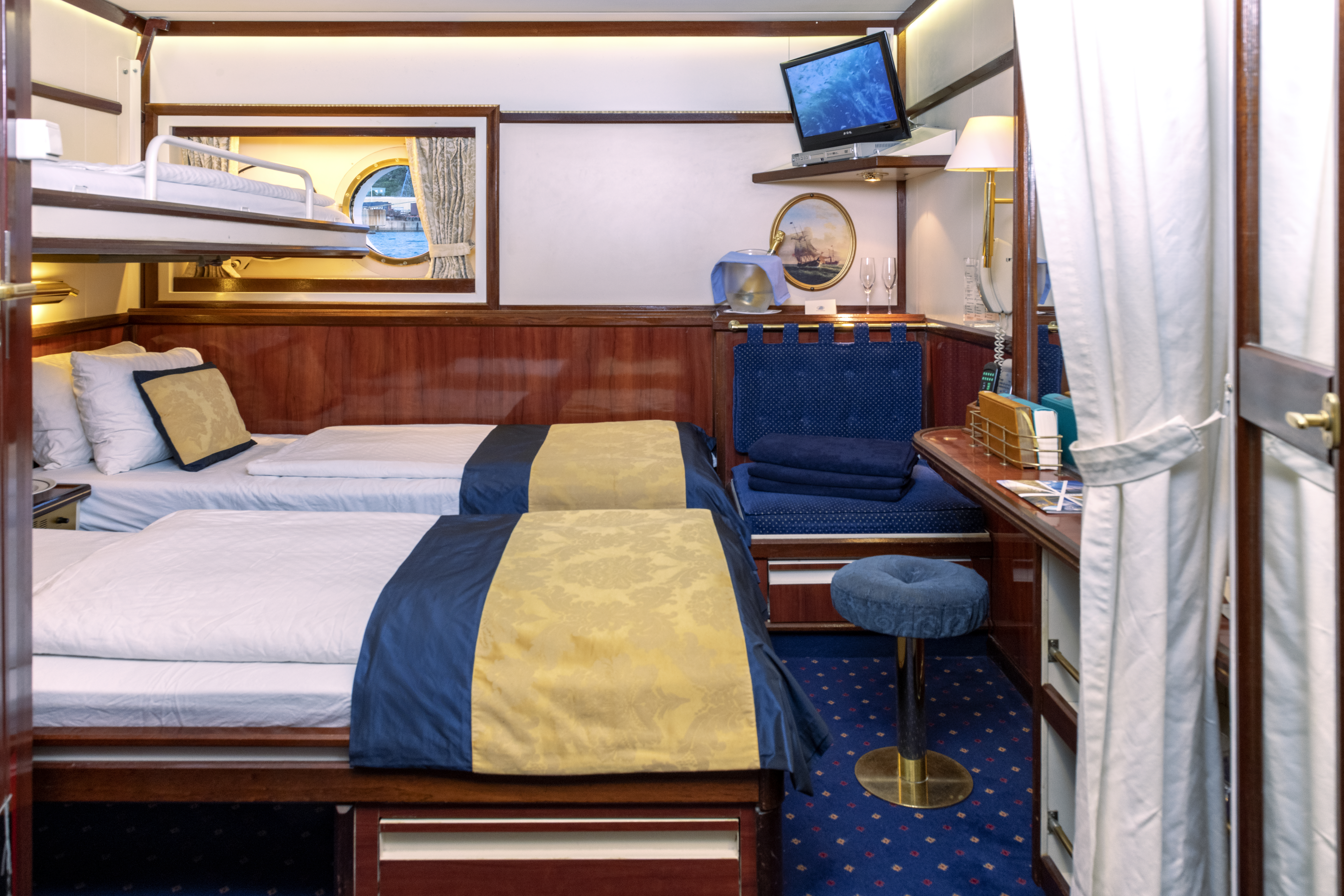 Cabin Star Flyer Cat4 122 Triple Cabin Star Flyer Cat4 122 Triple