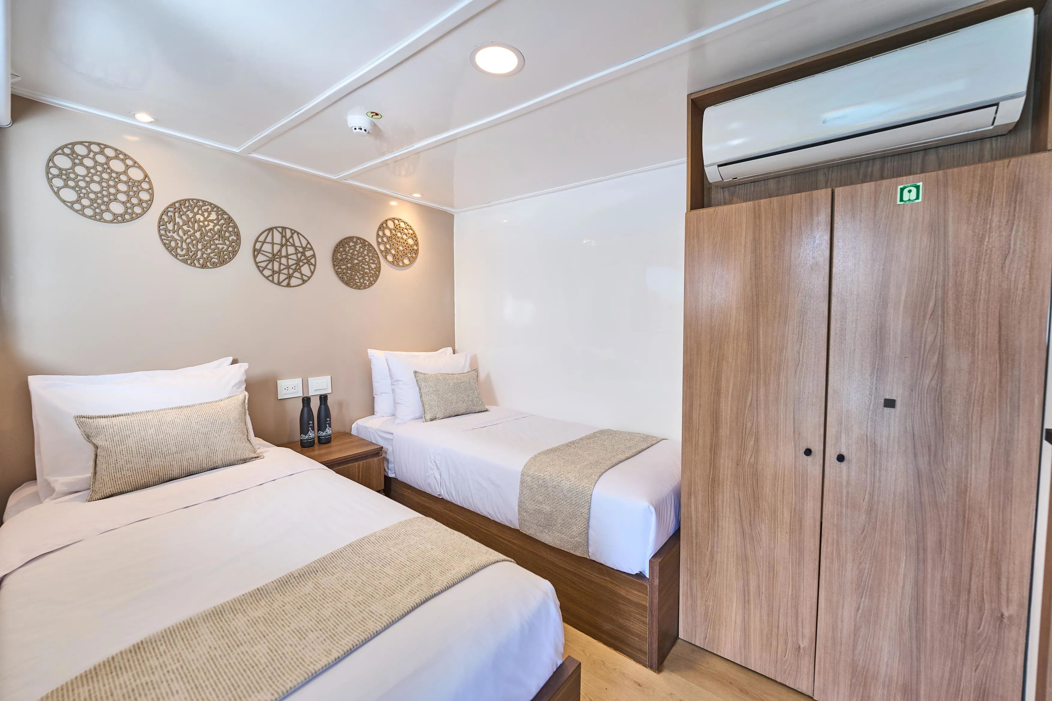 Monserrat Motor Yacht Cabins (6) Monserrat Motor Yacht Cabins (6)