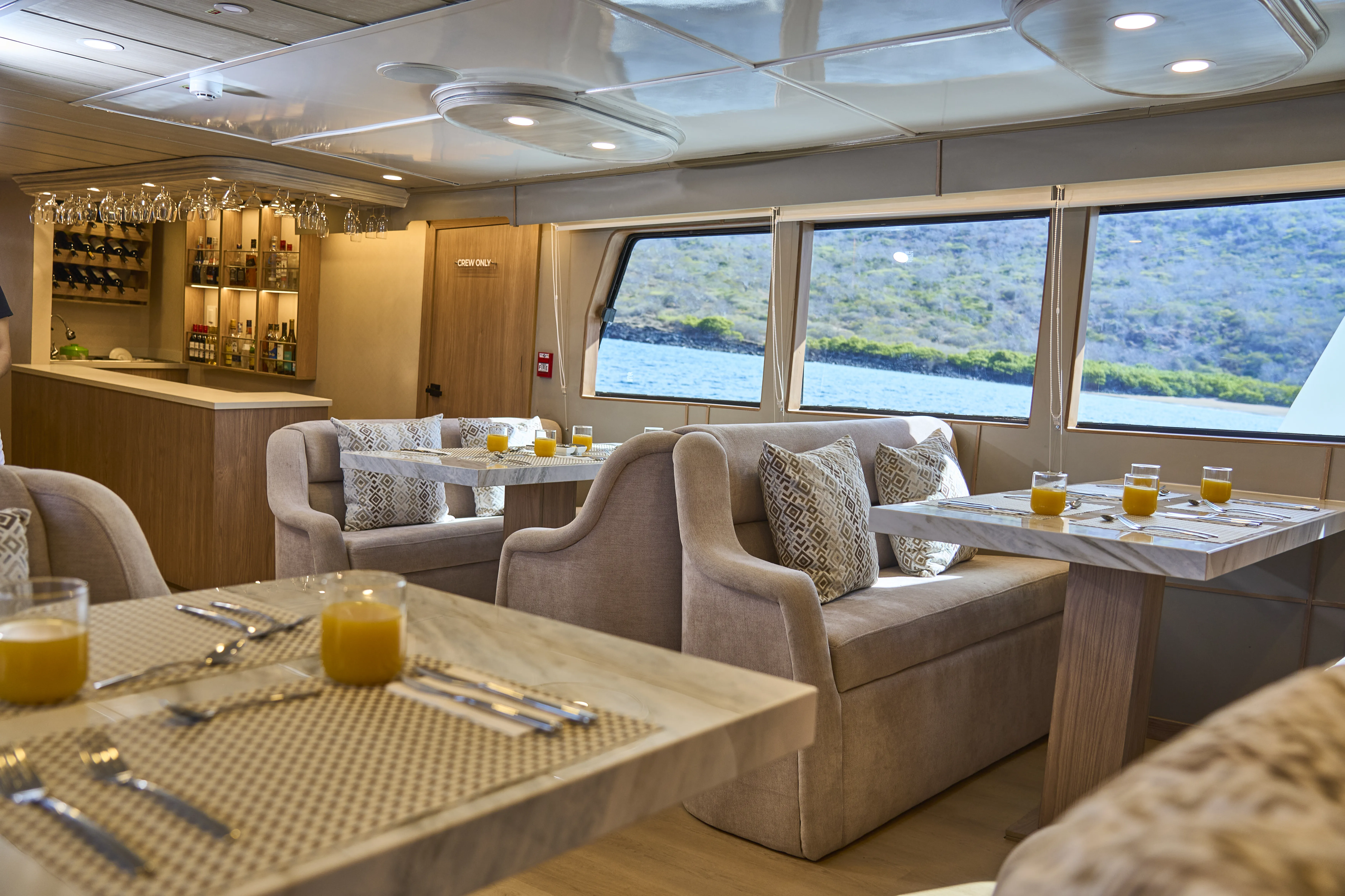 Monserrat Motor Yacht Latitude Restaurant (7) Monserrat Motor Yacht Latitude Restaurant (7)